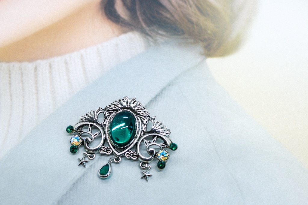 チェコヴィンテージガラスのブローチ エメラルド シルバー金具