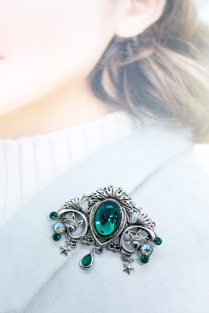 チェコヴィンテージガラスのブローチ エメラルド シルバー金具
