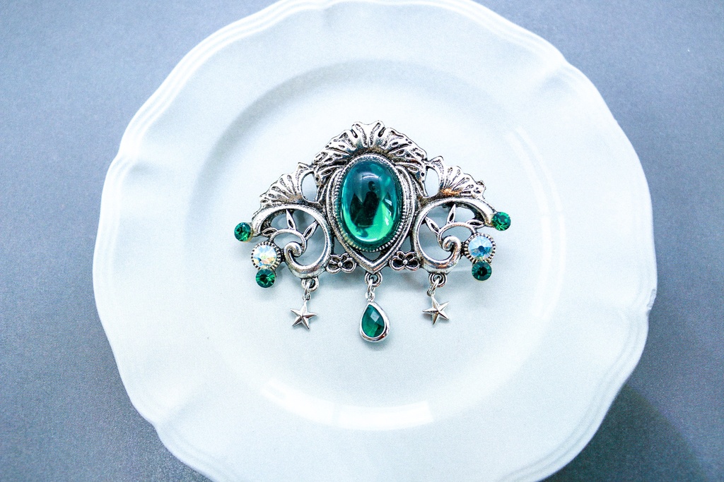 チェコヴィンテージガラスのブローチ エメラルド シルバー金具