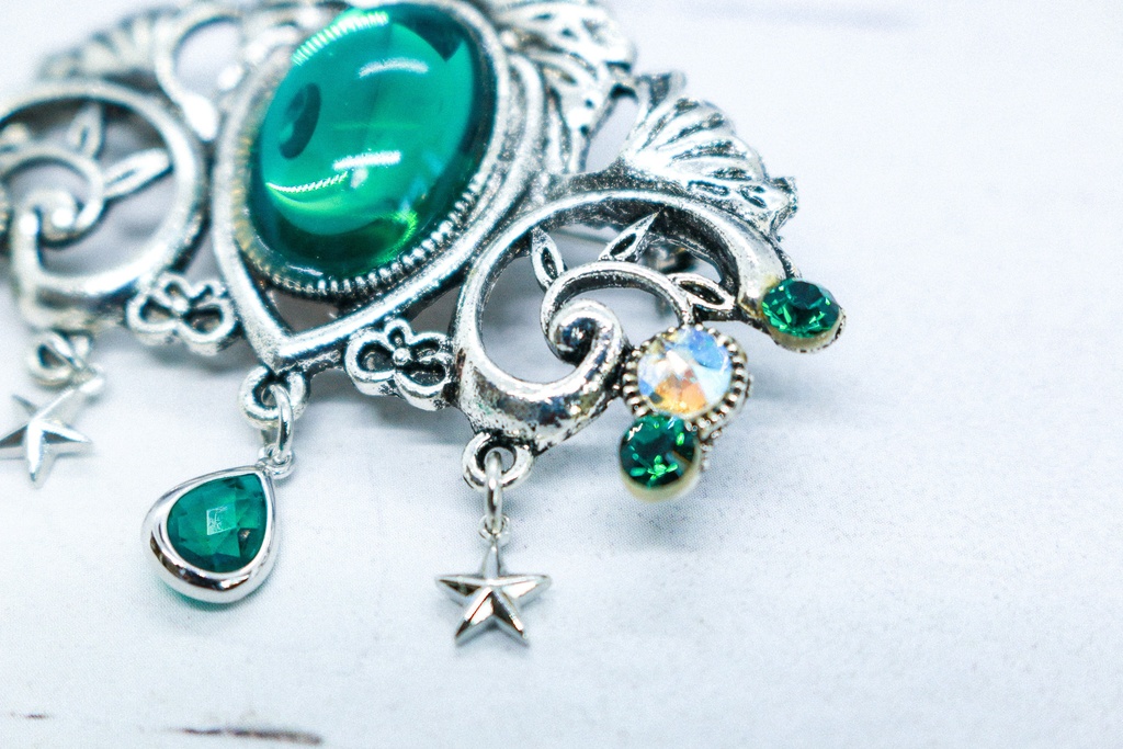 チェコヴィンテージガラスのブローチ エメラルド シルバー金具