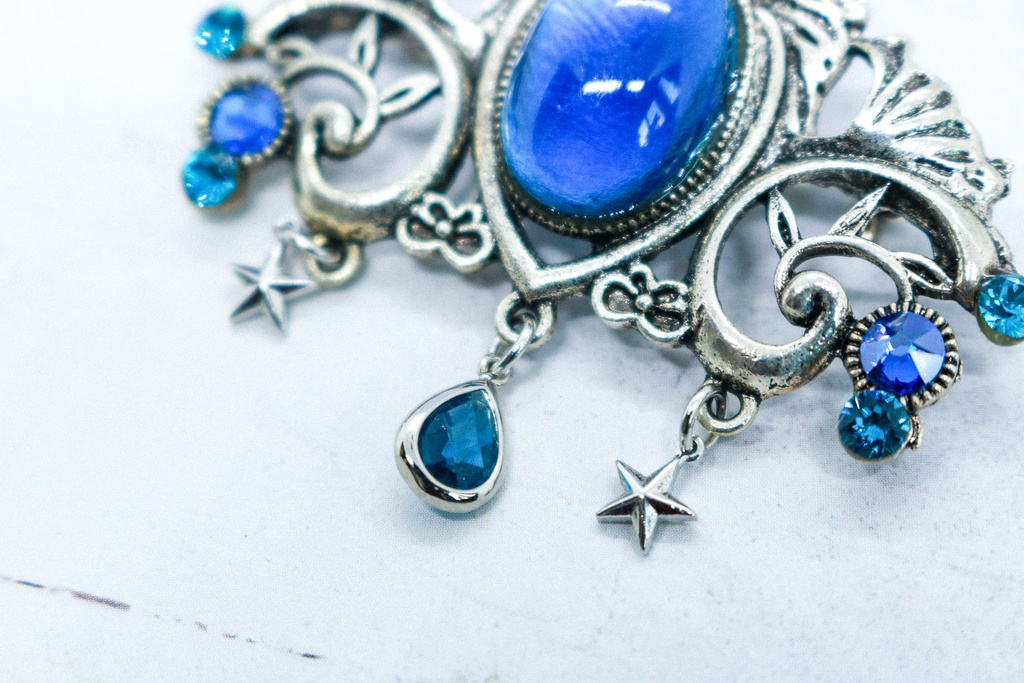 【再販なし】チェコヴィンテージガラスのブローチ ミッドナイトブルー シルバー金具