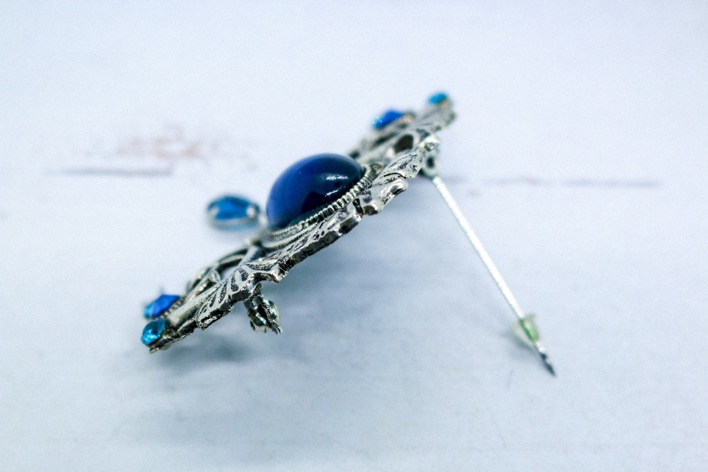 【再販なし】チェコヴィンテージガラスのブローチ ミッドナイトブルー シルバー金具