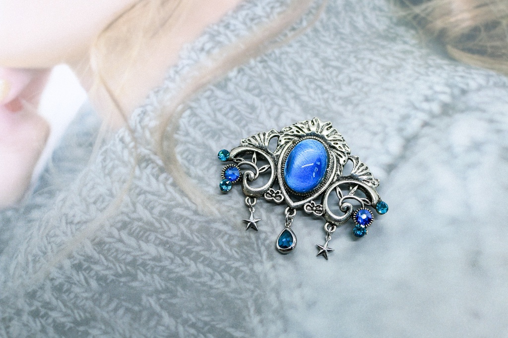 【再販なし】チェコヴィンテージガラスのブローチ ミッドナイトブルー シルバー金具