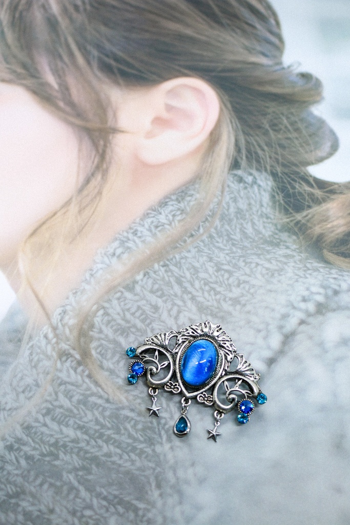 【再販なし】チェコヴィンテージガラスのブローチ ミッドナイトブルー シルバー金具