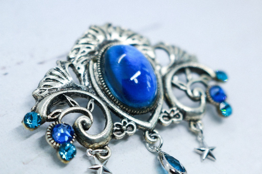 【再販なし】チェコヴィンテージガラスのブローチ ミッドナイトブルー シルバー金具