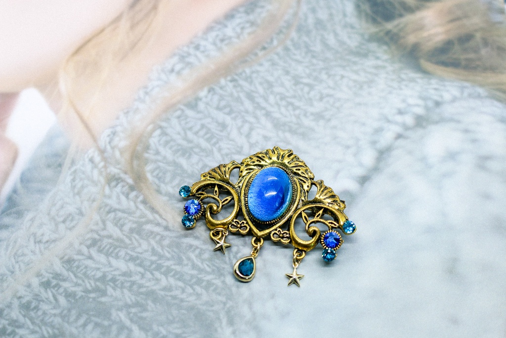 【再販なし】チェコヴィンテージガラスのブローチ ミッドナイトブルー ゴールド金具