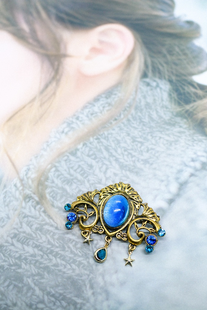 【再販なし】チェコヴィンテージガラスのブローチ ミッドナイトブルー ゴールド金具