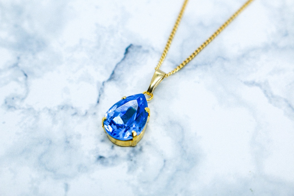 【春カラー】オーストリアクリスタルガラスのペアシェイプカットネックス ~アイスブルー~金具の色が選べます