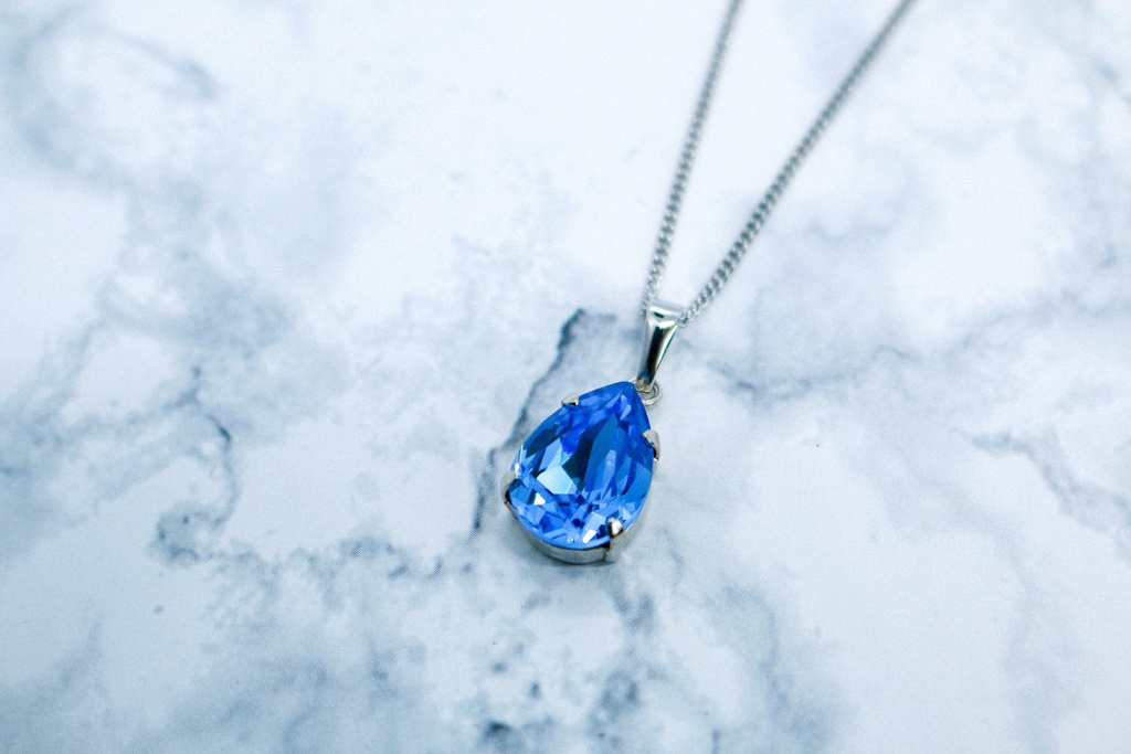 【春カラー】オーストリアクリスタルガラスのペアシェイプカットネックス ~アイスブルー~金具の色が選べます