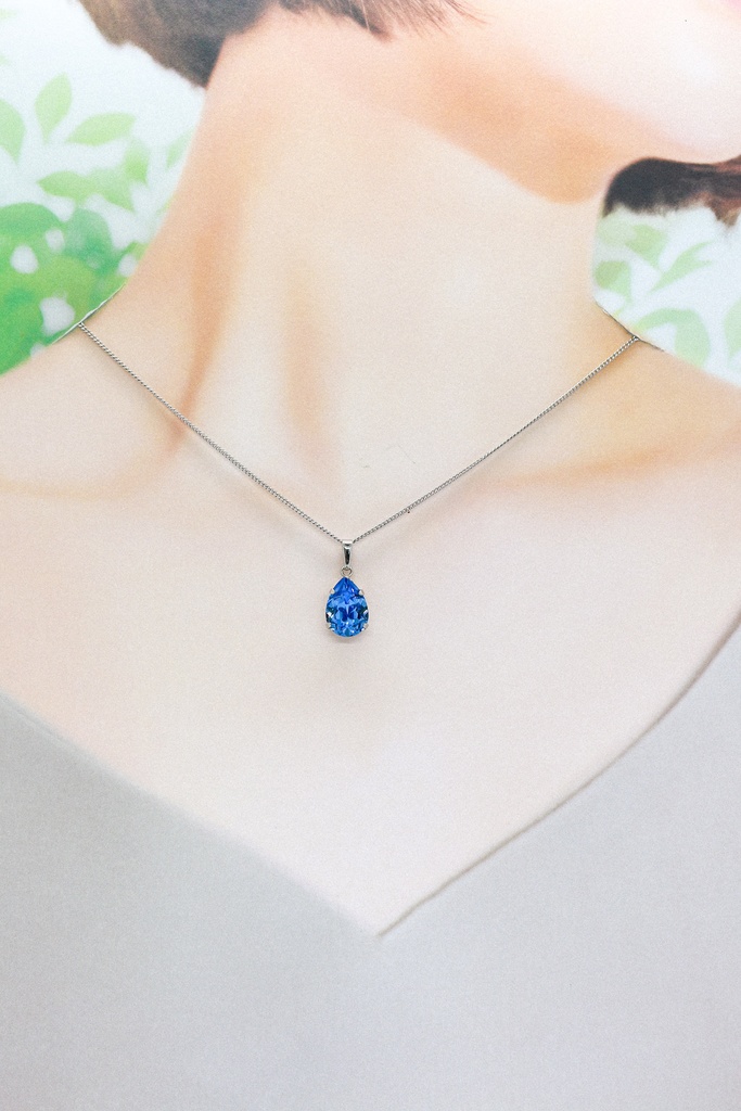 【春カラー】オーストリアクリスタルガラスのペアシェイプカットネックス ~アイスブルー~金具の色が選べます