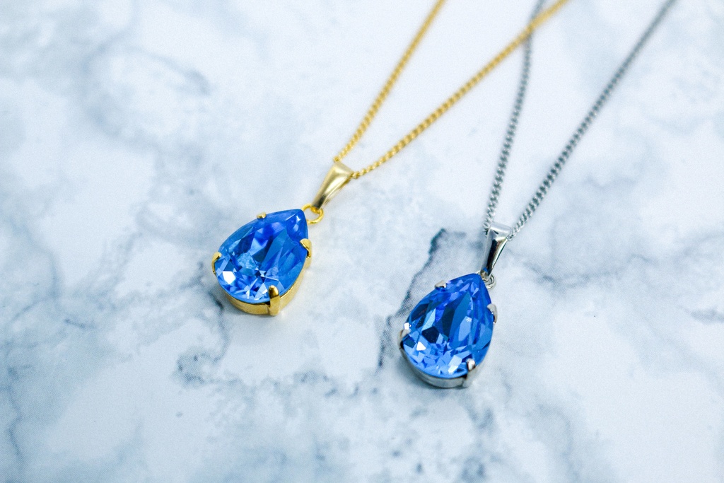 【春カラー】オーストリアクリスタルガラスのペアシェイプカットネックス ~アイスブルー~金具の色が選べます