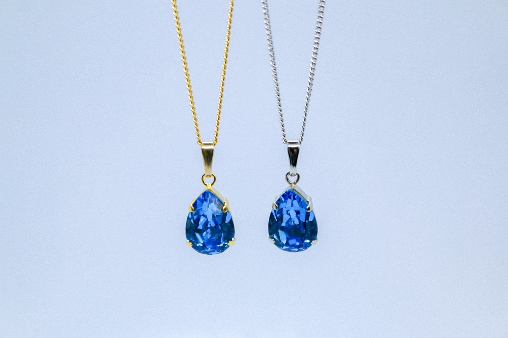 【春カラー】オーストリアクリスタルガラスのペアシェイプカットネックス ~アイスブルー~金具の色が選べます