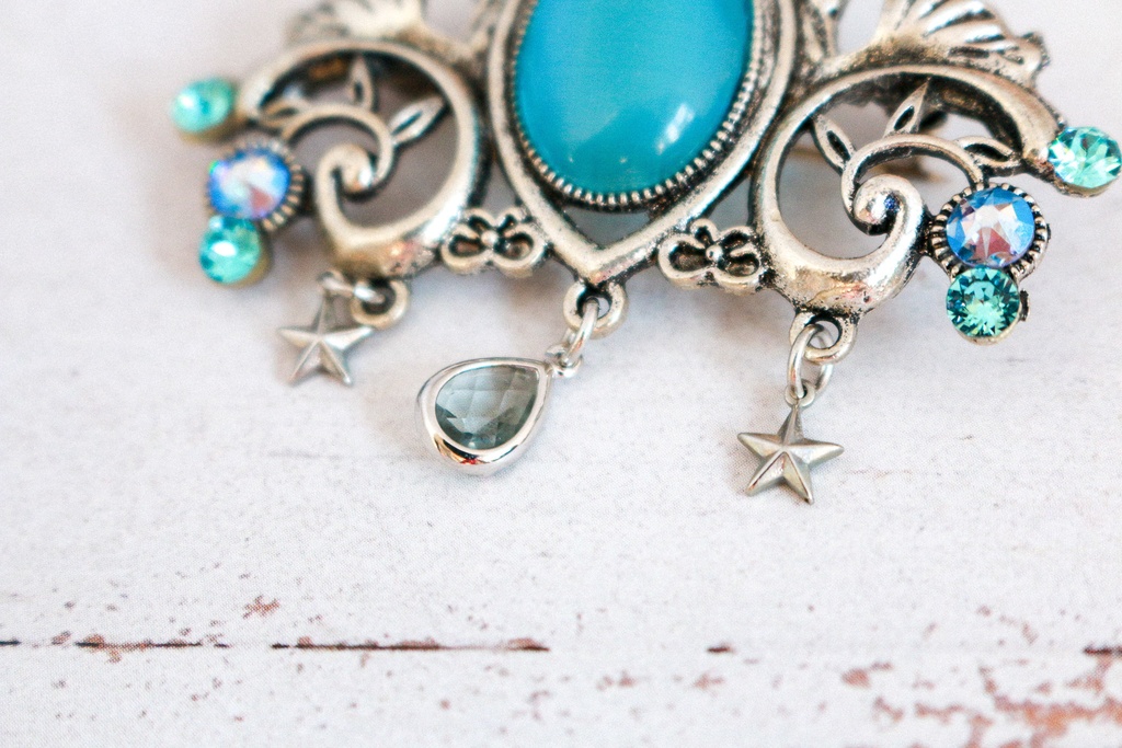 チェコヴィンテージガラスのブローチ ターコイズ(キャッツ) シルバー金具