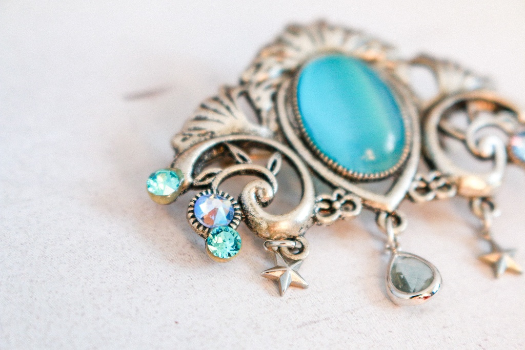 チェコヴィンテージガラスのブローチ ターコイズ(キャッツ) シルバー金具