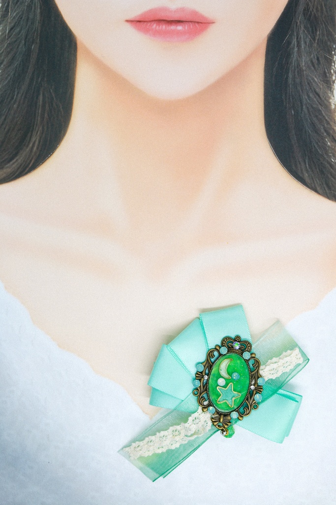 宇宙リボンブローチ パステルグリーン 金古美色