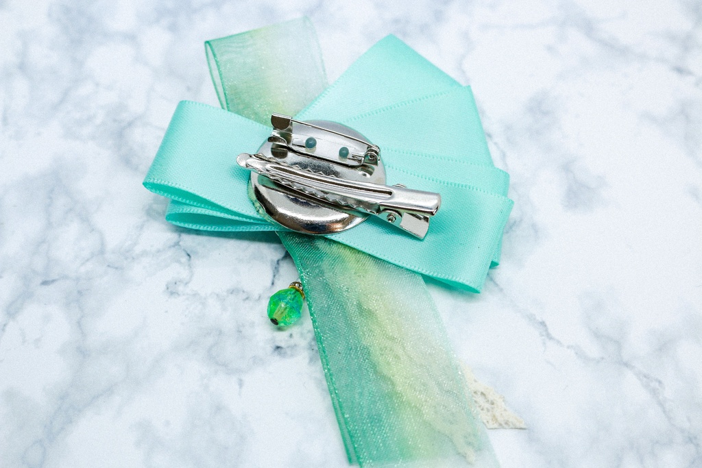 宇宙リボンブローチ パステルグリーン 金古美色