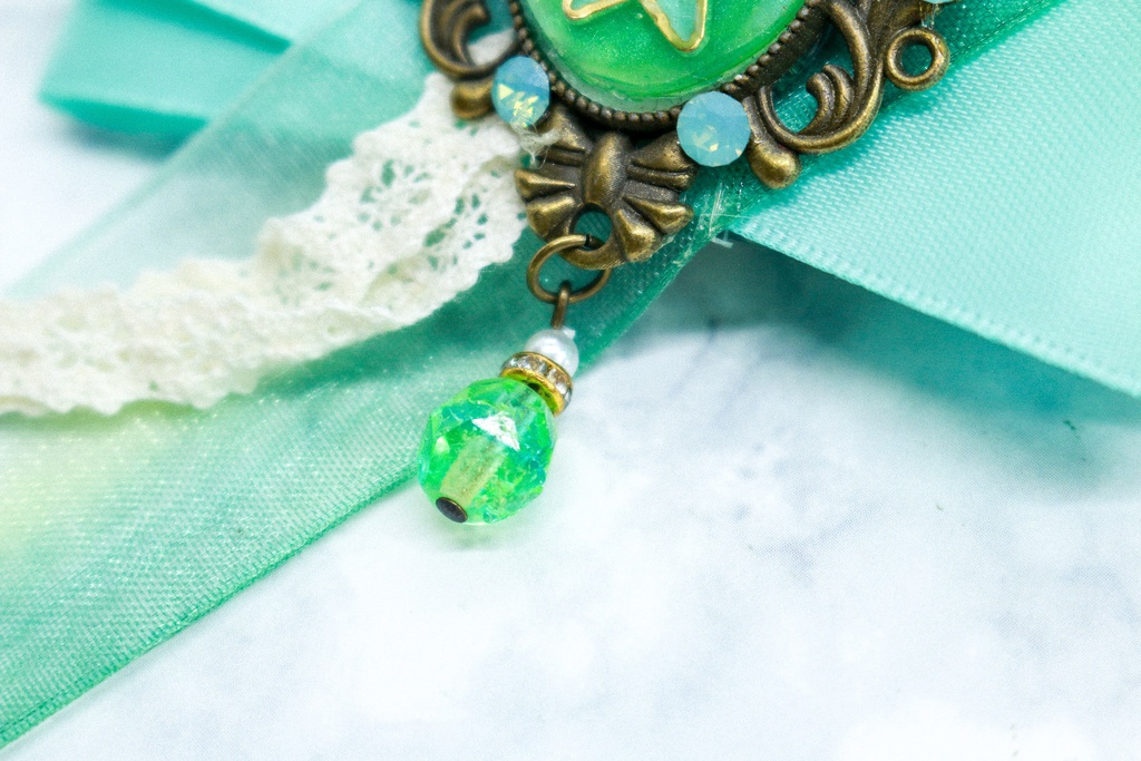 宇宙リボンブローチ パステルグリーン 金古美色