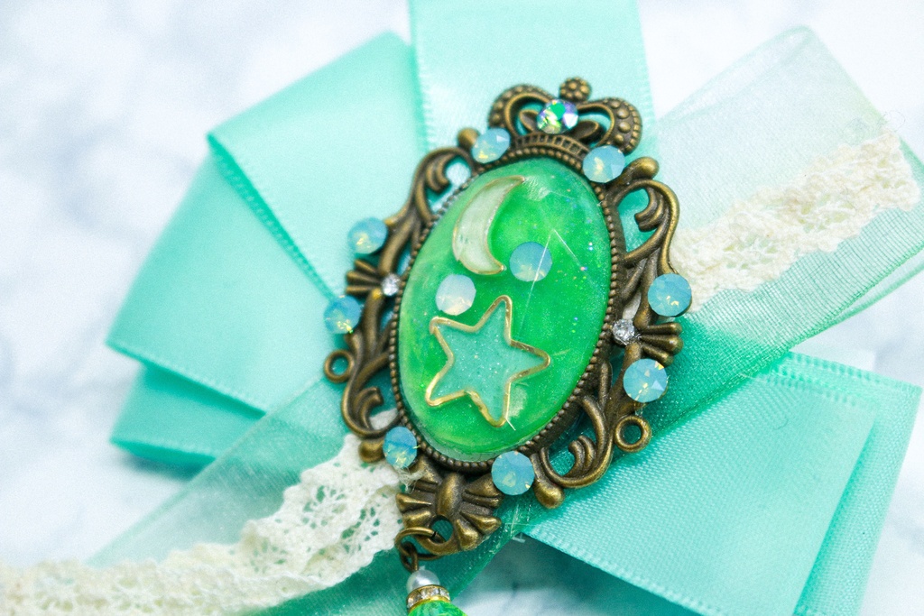宇宙リボンブローチ パステルグリーン 金古美色