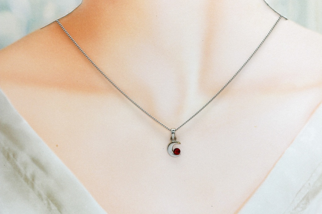 【揺れる赤い月 – 小さな三日月とシャムレッドクリスタルのネックレス】 金具の色が選べます