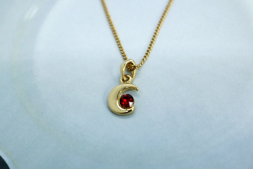 【揺れる赤い月 – 小さな三日月とシャムレッドクリスタルのネックレス】 金具の色が選べます