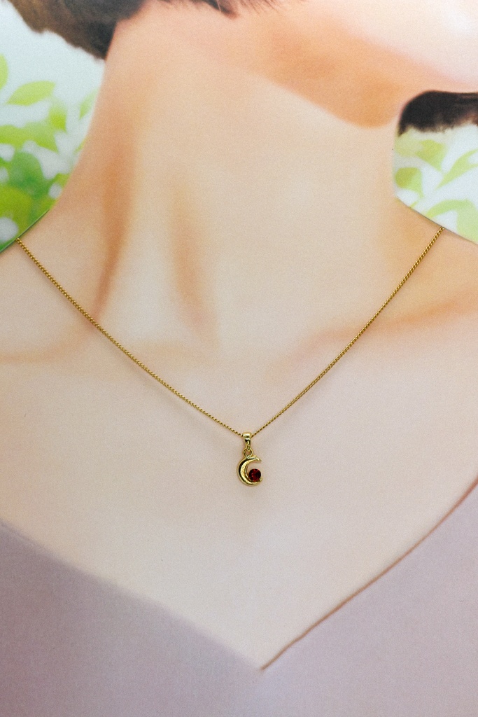 【揺れる赤い月 – 小さな三日月とシャムレッドクリスタルのネックレス】 金具の色が選べます