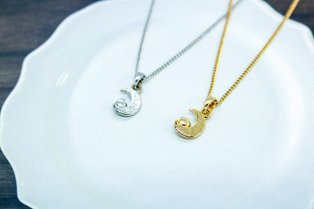 【揺れる赤い月 – 小さな三日月とシャムレッドクリスタルのネックレス】 金具の色が選べます
