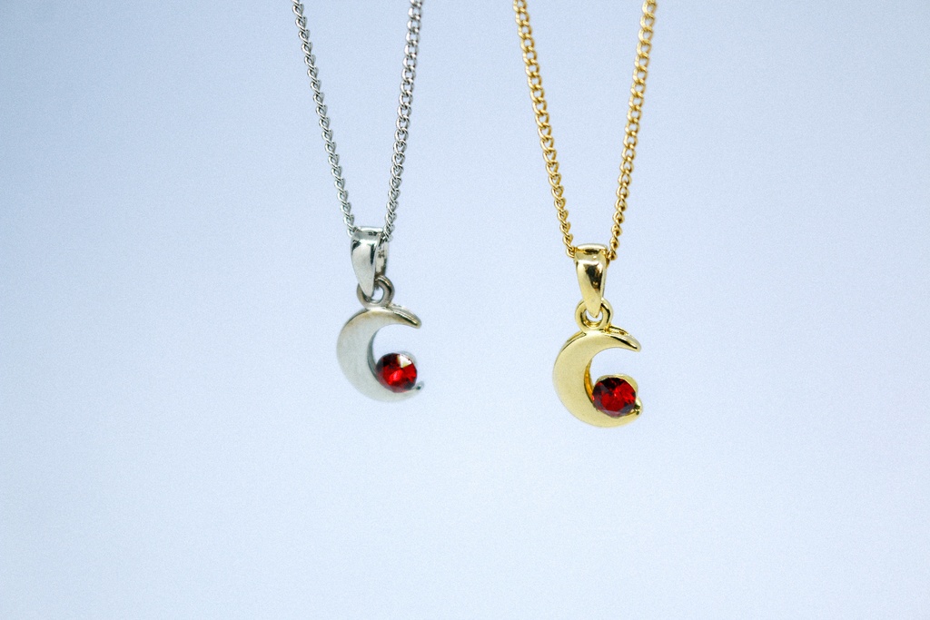 【揺れる赤い月 – 小さな三日月とシャムレッドクリスタルのネックレス】 金具の色が選べます