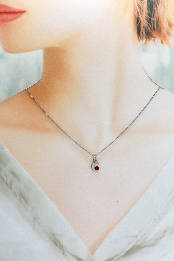 【揺れる赤い月 – 小さな三日月とシャムレッドクリスタルのネックレス】 金具の色が選べます