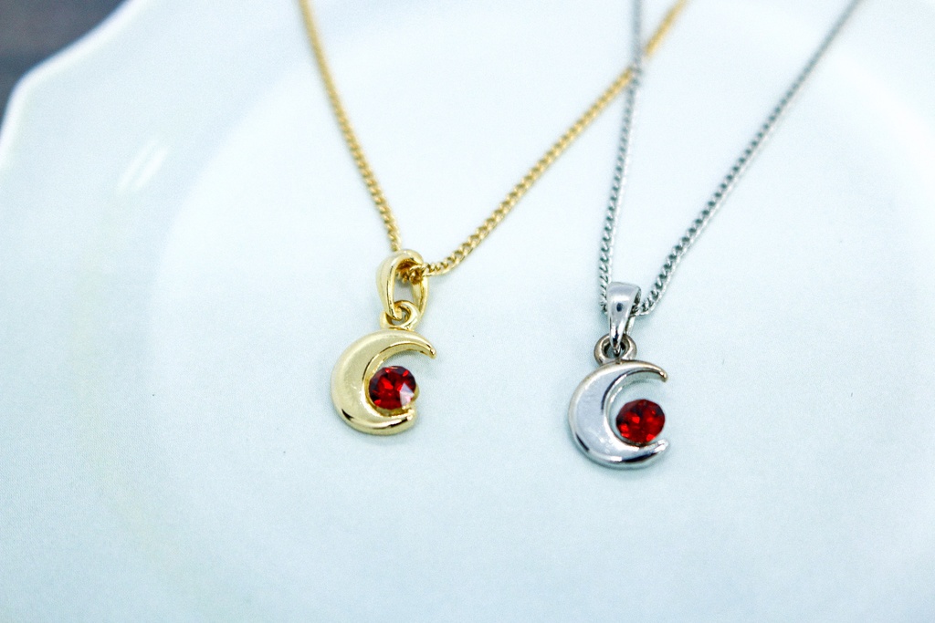 【揺れる赤い月 – 小さな三日月とシャムレッドクリスタルのネックレス】 金具の色が選べます