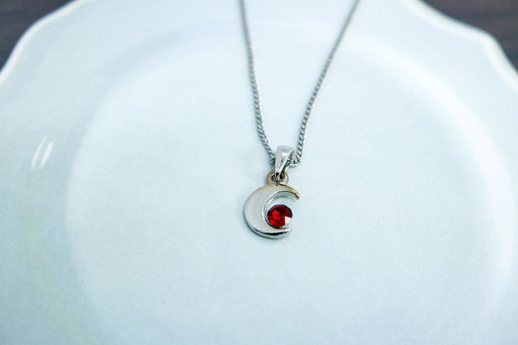 【揺れる赤い月 – 小さな三日月とシャムレッドクリスタルのネックレス】 金具の色が選べます