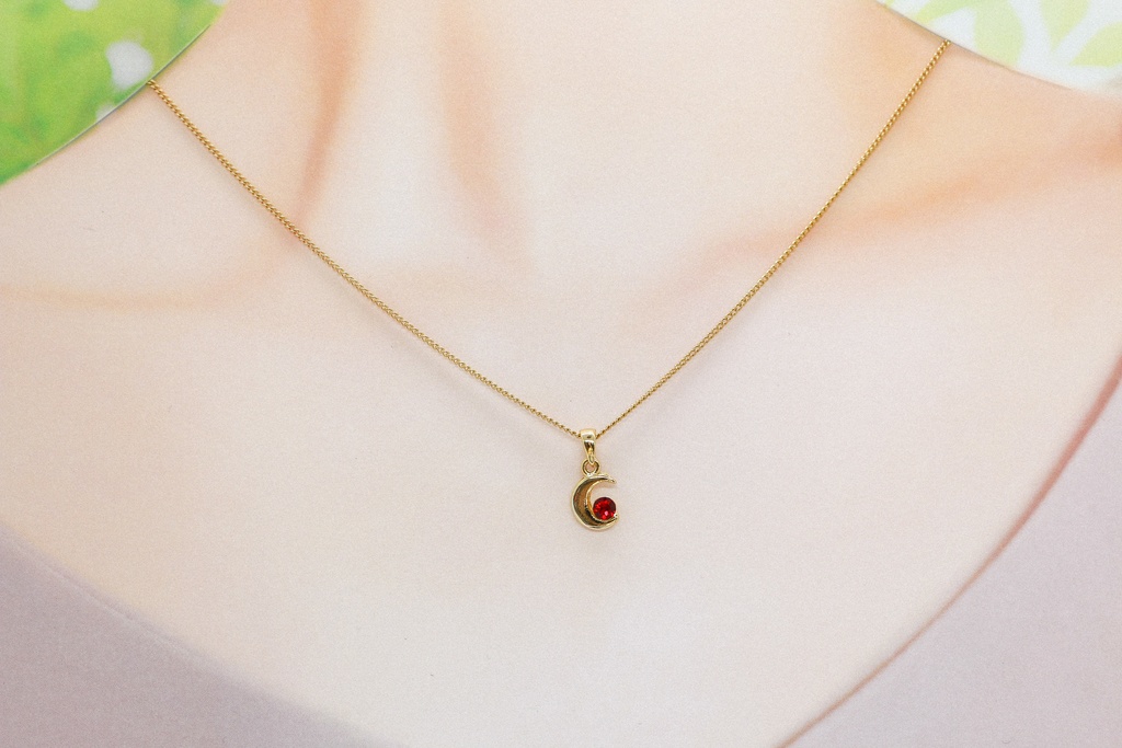 【揺れる赤い月 – 小さな三日月とシャムレッドクリスタルのネックレス】 金具の色が選べます