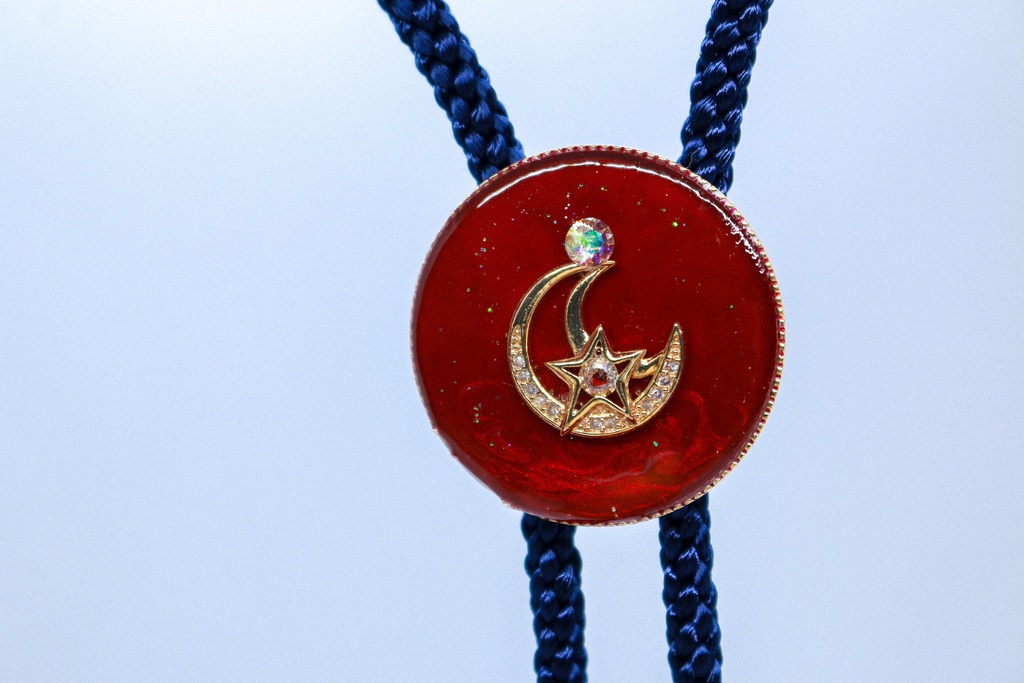 クレセントムーンのループタイ ボルドー×レッド ゴールド金具