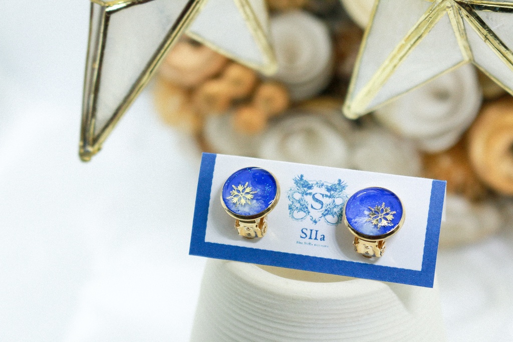 ちいさなまるいイヤリング 青い雪 ブルー×ホワイトパール 蝶バネ式 金具の色が選べます