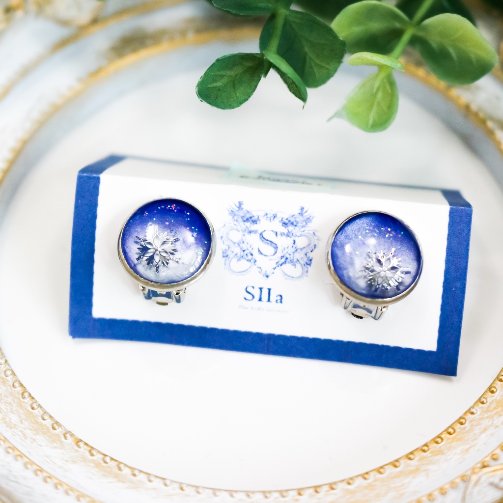 ちいさなまるいイヤリング 青い雪 ブルー×ホワイトパール 蝶バネ式 金具の色が選べます