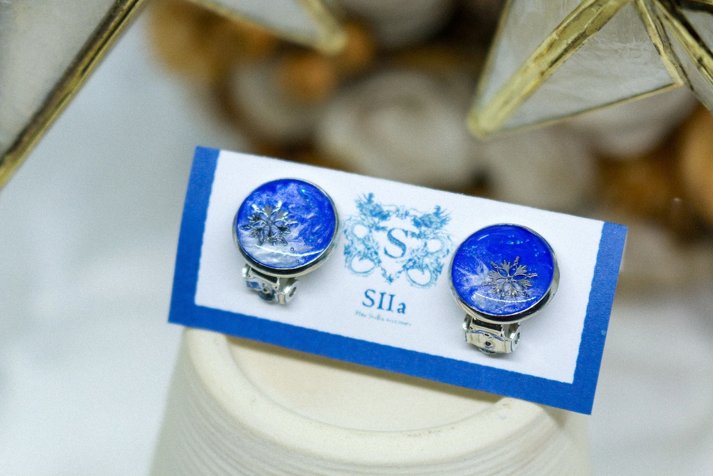 ちいさなまるいイヤリング 青い雪 ブルー×ホワイトパール 蝶バネ式 金具の色が選べます