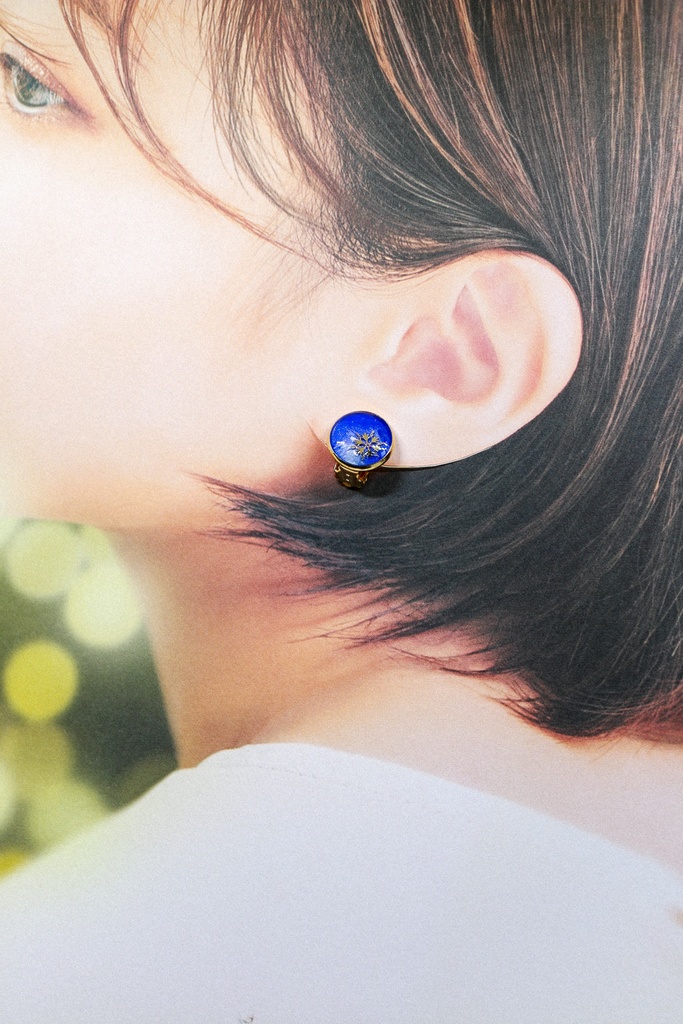 ちいさなまるいイヤリング 青い雪 ブルー×ホワイトパール 蝶バネ式 金具の色が選べます