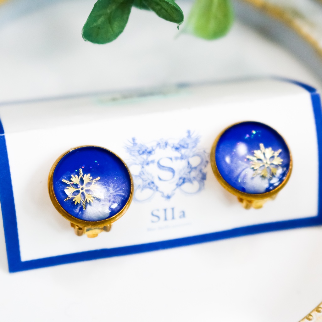 ちいさなまるいイヤリング 青い雪 ブルー×ホワイトパール 蝶バネ式 金具の色が選べます