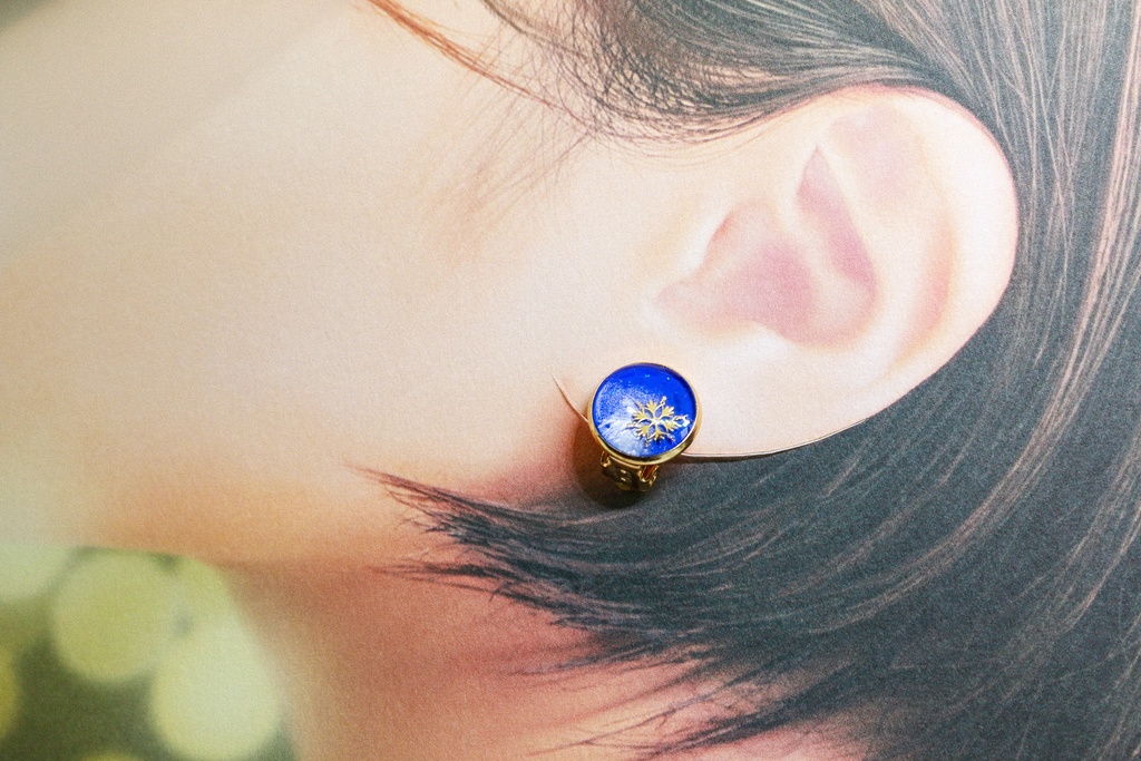 ちいさなまるいイヤリング 青い雪 ブルー×ホワイトパール 蝶バネ式 金具の色が選べます