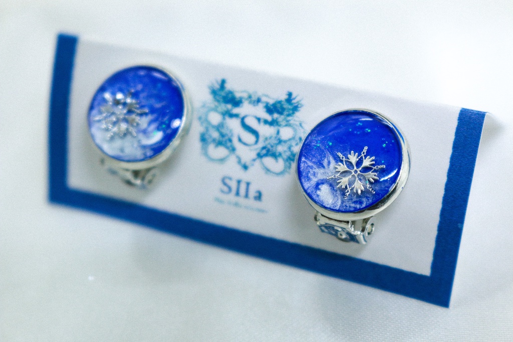 ちいさなまるいイヤリング 青い雪 ブルー×ホワイトパール 蝶バネ式 金具の色が選べます