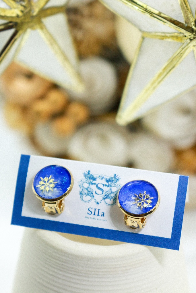 ちいさなまるいイヤリング 青い雪 ブルー×ホワイトパール 蝶バネ式 金具の色が選べます