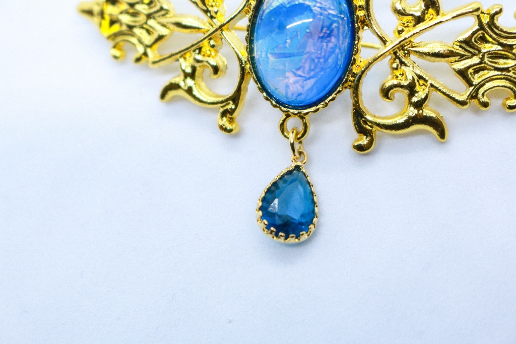 【空のしずく ― シアンブルーの幻想】チェコガラスのアンティークブローチ オーロラ×シアン ゴールド金具