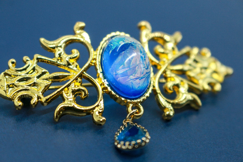 【空のしずく ― シアンブルーの幻想】チェコガラスのアンティークブローチ オーロラ×シアン ゴールド金具