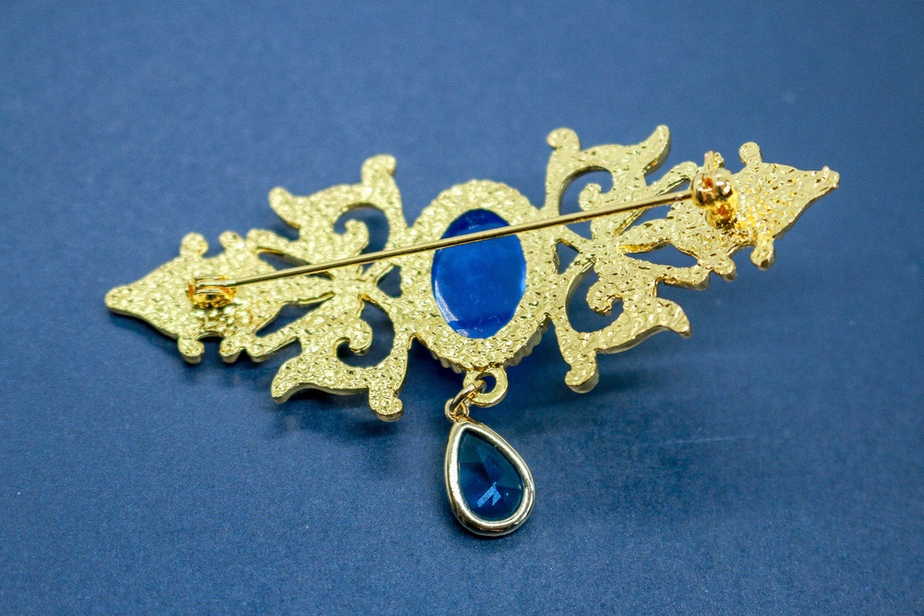 【空のしずく ― シアンブルーの幻想】チェコガラスのアンティークブローチ オーロラ×シアン ゴールド金具