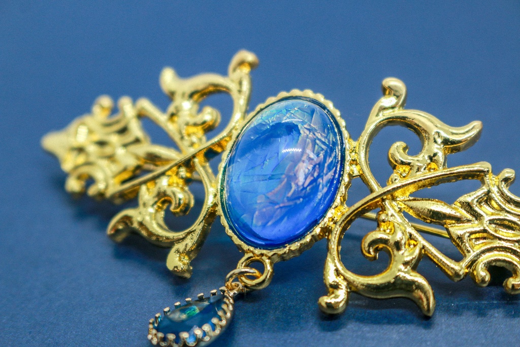 【空のしずく ― シアンブルーの幻想】チェコガラスのアンティークブローチ オーロラ×シアン ゴールド金具