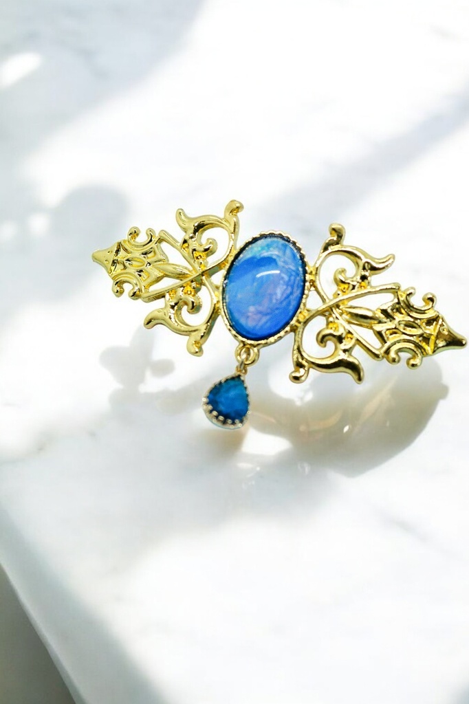 【空のしずく ― シアンブルーの幻想】チェコガラスのアンティークブローチ オーロラ×シアン ゴールド金具