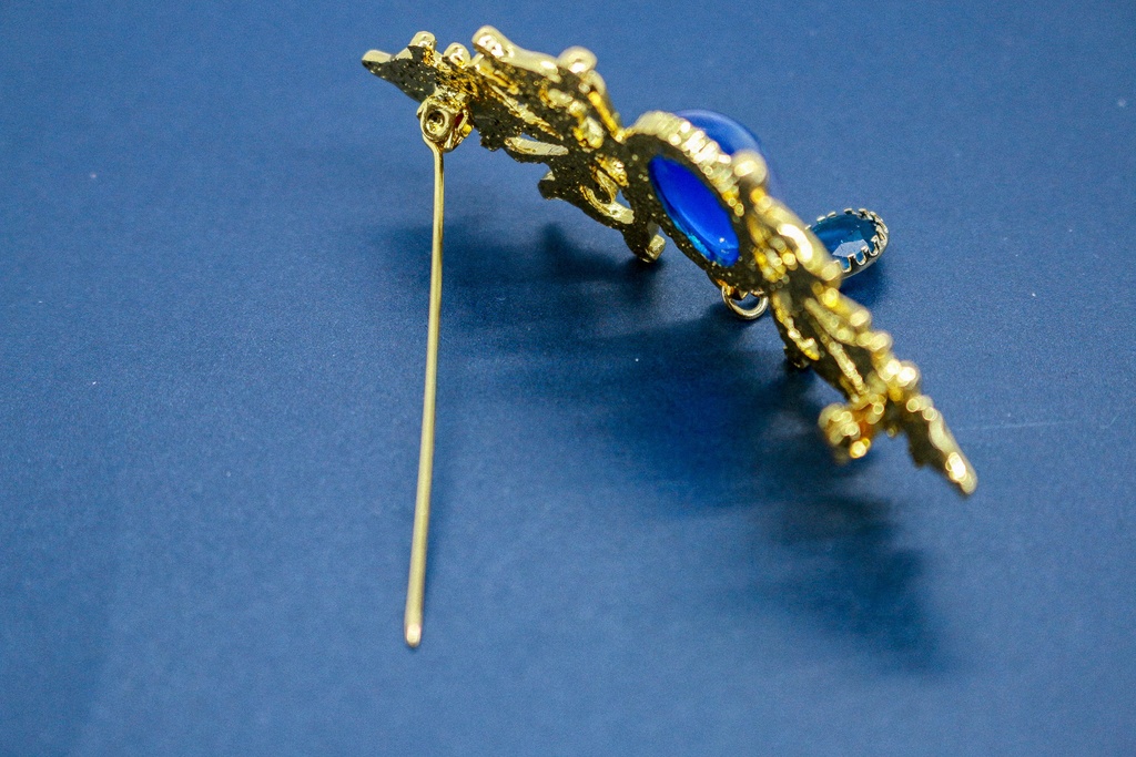 【空のしずく ― シアンブルーの幻想】チェコガラスのアンティークブローチ オーロラ×シアン ゴールド金具
