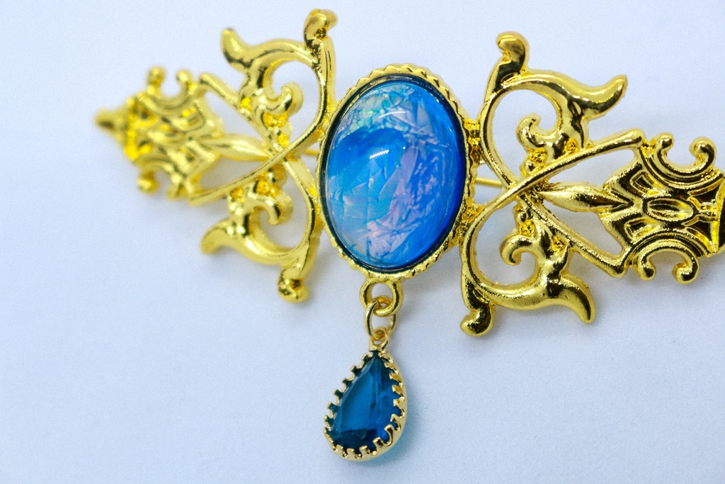 【空のしずく ― シアンブルーの幻想】チェコガラスのアンティークブローチ オーロラ×シアン ゴールド金具