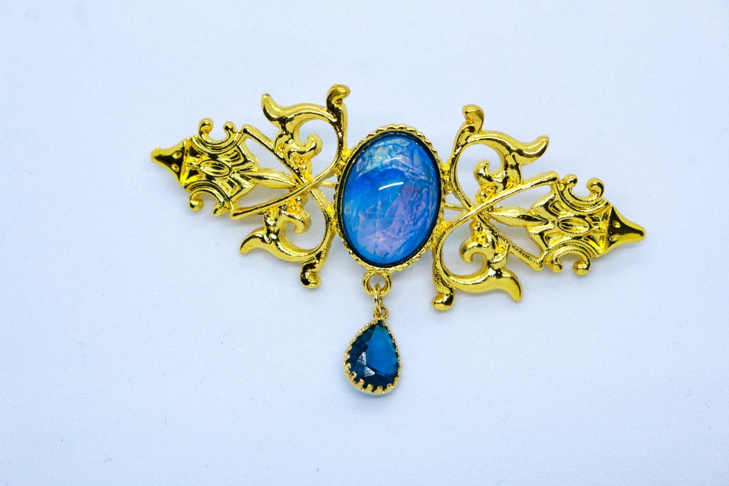 【空のしずく ― シアンブルーの幻想】チェコガラスのアンティークブローチ オーロラ×シアン ゴールド金具