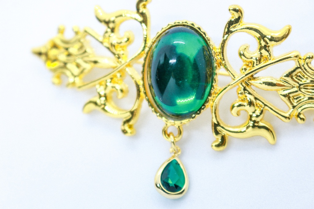 【翠の調べ ― 静けさとともに纏うブローチ】チェコガラスのアンティークブローチ エメラルド ゴールド金具