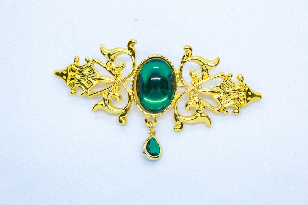 【翠の調べ ― 静けさとともに纏うブローチ】チェコガラスのアンティークブローチ エメラルド ゴールド金具